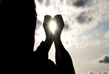 阿联酋球队在比赛中夺得胜利，晋级四强